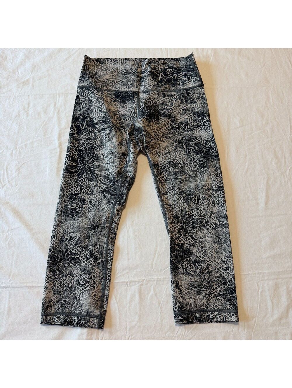 Lululemon Black and White Patterned Crop Leggings Size 8